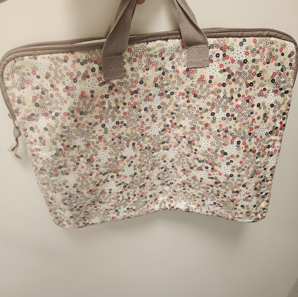 GUC Thirty-One lightly padded laptop/notebook bag.Cute floral pattern,zip close.